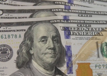 Dólar tem maior alta diária em dois meses e sobe para R$ 4,94