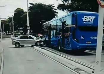 Carro invade faixa exclusiva e colide com BRT