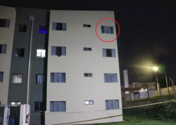 Bebê de 4 meses cai do 3º andar de prédio; mãe é presa por abandono