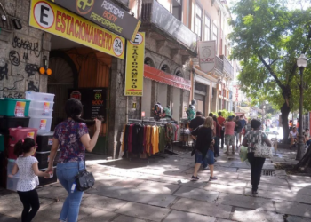 Comércio varejista recua 0,3% em outubro, diz IBGE