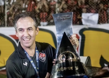 Vitória acerta renovação de Léo Condé para 2024