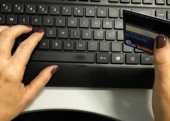 Em cada dez brasileiros, oito estão endividados