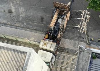 Caminhão perde controle e invade prédio no bairro da Pituba, em Salvador