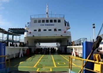 Por causa dos ventos fortes, ferry-boat tem dificuldade para atracar em terminal