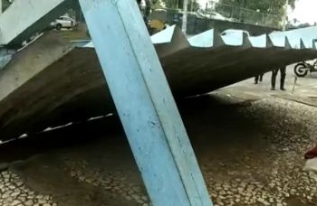 Ponto de ônibus desaba e pelo menos cinco pessoas ficam feridas