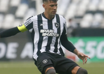 Victor Cuesta busca rescisão com o Botafogo para fechar com o Bahia