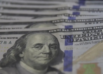 Dólar fecha a R$ 4,95, após chegar a R$ 5 no início do dia