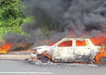 Carro pega fogo e paralisa o trânsito na Avenida ACM