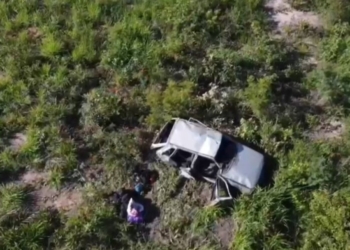 Carro capota deixa duas pessoas mortas e outras duas feridas na BR-020