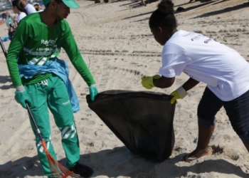 Limpurb leva ação “A Onda é Preservar” para praia de Itapuã