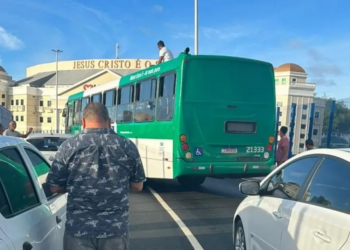 Rodoviário sobe em teto de ônibus e trava trânsito na região da Rodoviária de Salvador