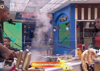 Baiano Davi faz feijão com calabresa e comenta sobre veganismo: ‘É só tirar’