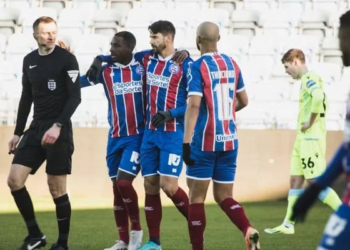 Com Everton Ribeiro como capitão, Bahia empata amistoso com clube inglês