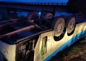 Cinco pessoas morrem após ônibus tombar no sudoeste do estado