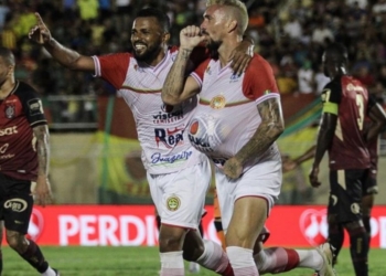 Com falhas do goleiro, Juazeirense ganha do Vitória
