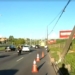 Após ser atingindo por um carro, poste fica pendurado na avenida Paralela