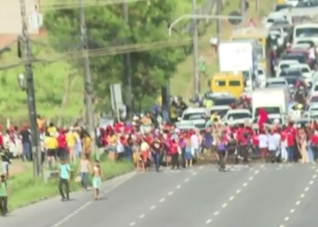 Protesto para trânsito na Avenida Paralela na manhã desta sexta