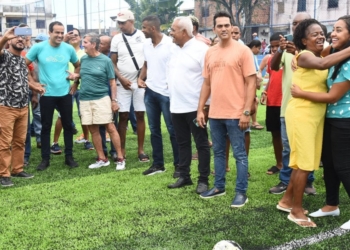 Prefeitura inaugura campo com grama sintética no Rio Sena