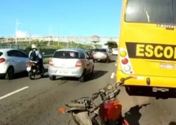 Acidente deixa trânsito engarrafado na Av. Carybé Trânsito ficou lento na região