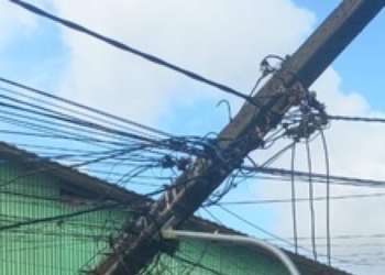 Caminhão deixa rua sem energia em Lauro de Freitas