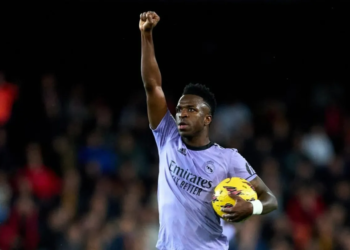 Vini Jr pede punição à UEFA após atos racistas: “Triste realidade”