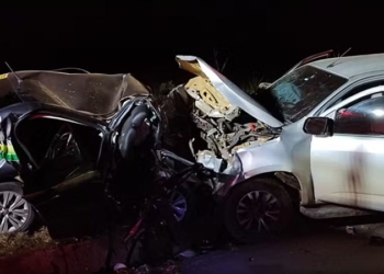 Quatro mulheres que saíam de uma festa morrem após táxi bater em caminhonete