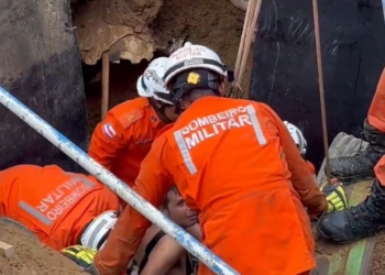 Operário é resgatado após mais de 8 horas soterrado em rede de esgoto