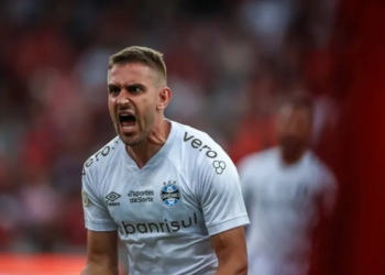 Vitória anuncia contratação do zagueiro Bruno Uvini