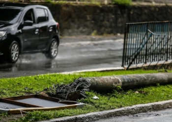 Carro roda em pista e bate em poste em Salvador