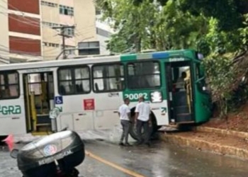 Ônibus derrapa no Jardim Apipema