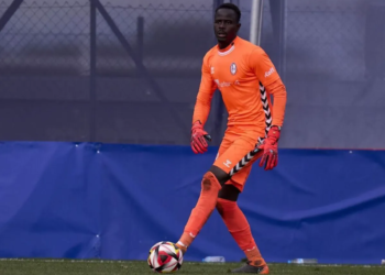 Goleiro que brigou com torcedores racistas é suspenso na Espanha