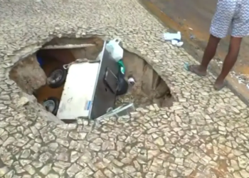 Parte da calçada cede e deixa quatro pessoas feridas no bairro da Barra, em Salvador