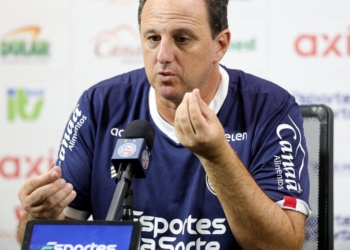 Rogério elogia performance do time e comenta sobre RS