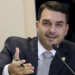 Flávio Bolsonaro vai atuar na defesa de PMs acusados de homicídio