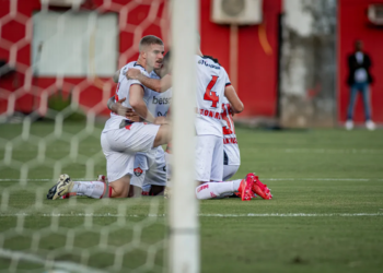 Confira o que o VAR falou sobre gol impedido e pênalti para o Vitória