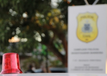 Viatura da Polícia Civil é atingida por tiro no bairro da Calçada