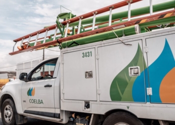 Poste pega fogo e rede elétrica é atingida em Brotas; energia já foi normalizada