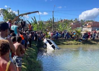 Corpo é encontrado dentro de carro submerso em lagoa no sul da Bahia