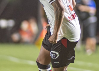 Com gol no minuto 95, Vitória perde fora de casa