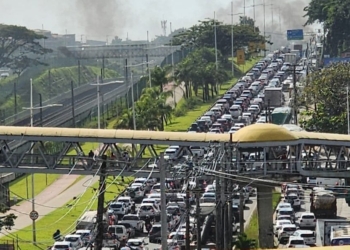 Protesto causa congestionamento na Avenida Paralela em Salvador