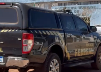 Policias federais são vistos na sede da Prefeitura de Barreiras