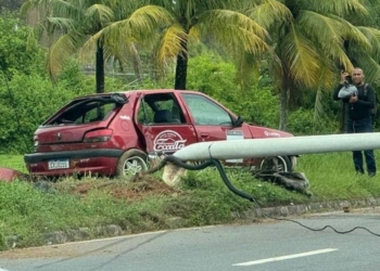 Carro derruba poste na Avenida Paralela nesta quinta-feira (8)