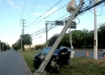 Motorista perde controle de veiculo e bate em poste na Avenida Paralela