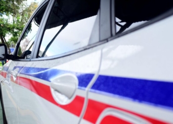 Táxi invade área de pedestres na orla de Patamares