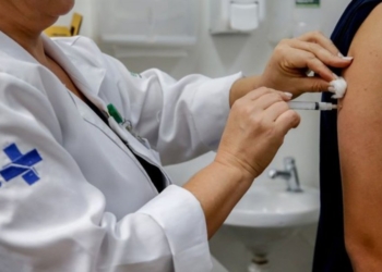 Baixa adesão a vacina contra a dengue preocupa Ministério da Saúde