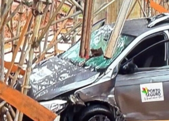 Motorista perde controle e invade canteiro de obras na região do Acesso Norte em Salvador