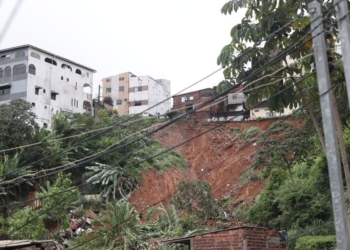 Bombeiros continuam buscas por vítima do deslizamento em Saramandaia