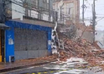 Baixa dos Sapateiros continua interditada após desabamento de casarão