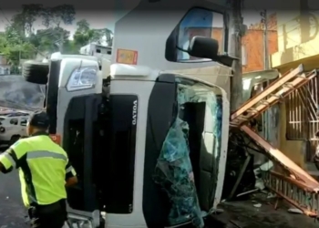 Caminhão carregado de carne tomba e esmaga carro no bairro do Lobato em Salvador