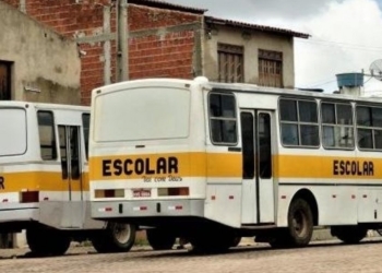 Estudante é empurrado de ônibus escolar em movimento e fica gravemente ferido